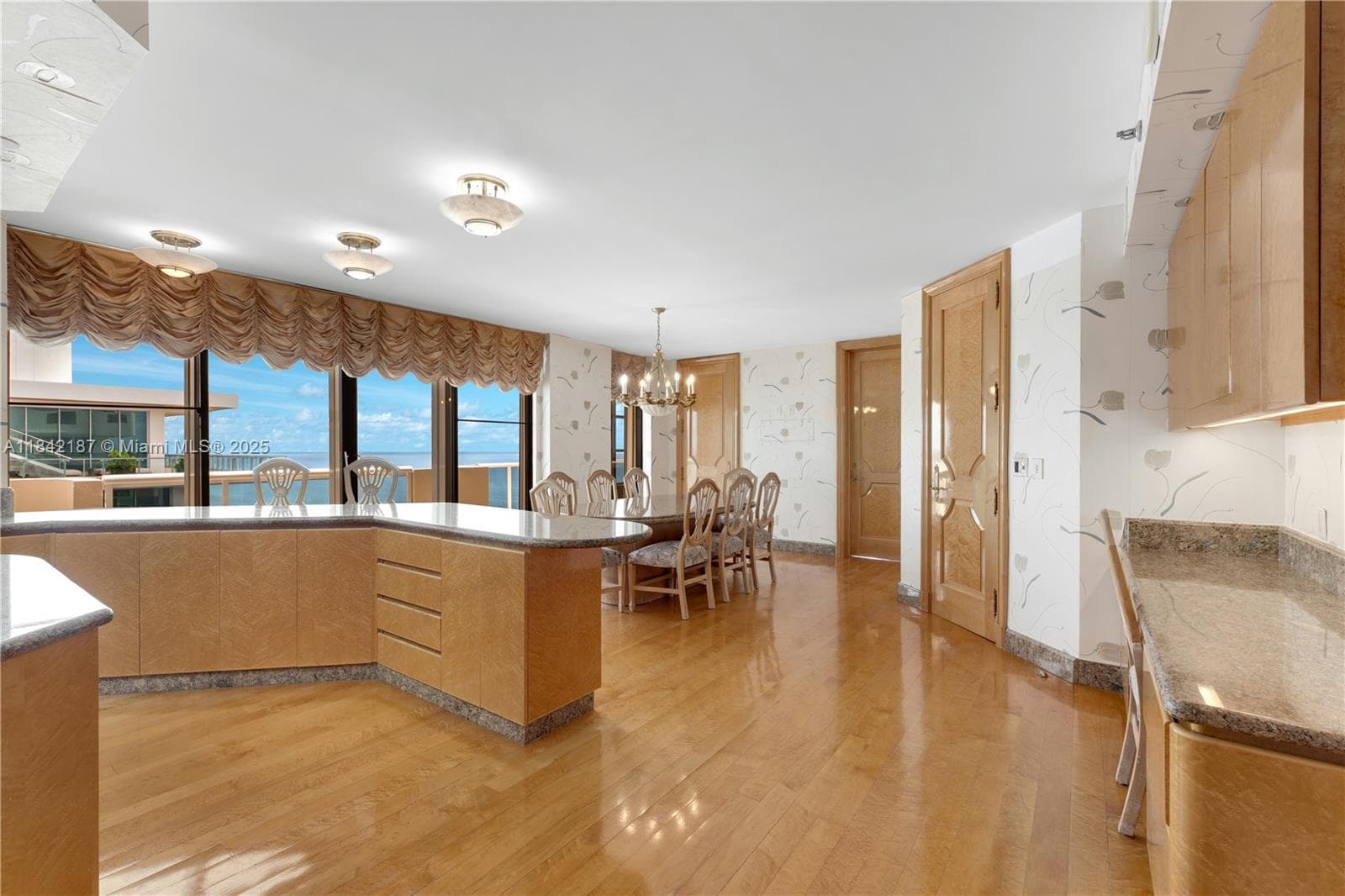 5757 Collins Ave PH-4 photo 16