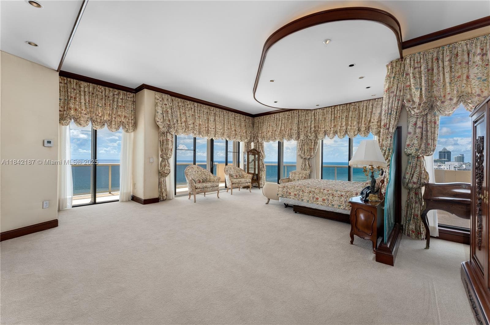 5757 Collins Ave PH-4 photo 18