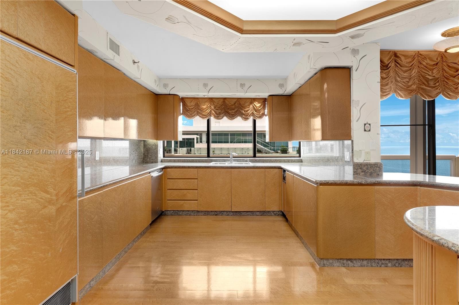 5757 Collins Ave PH-4 photo 15