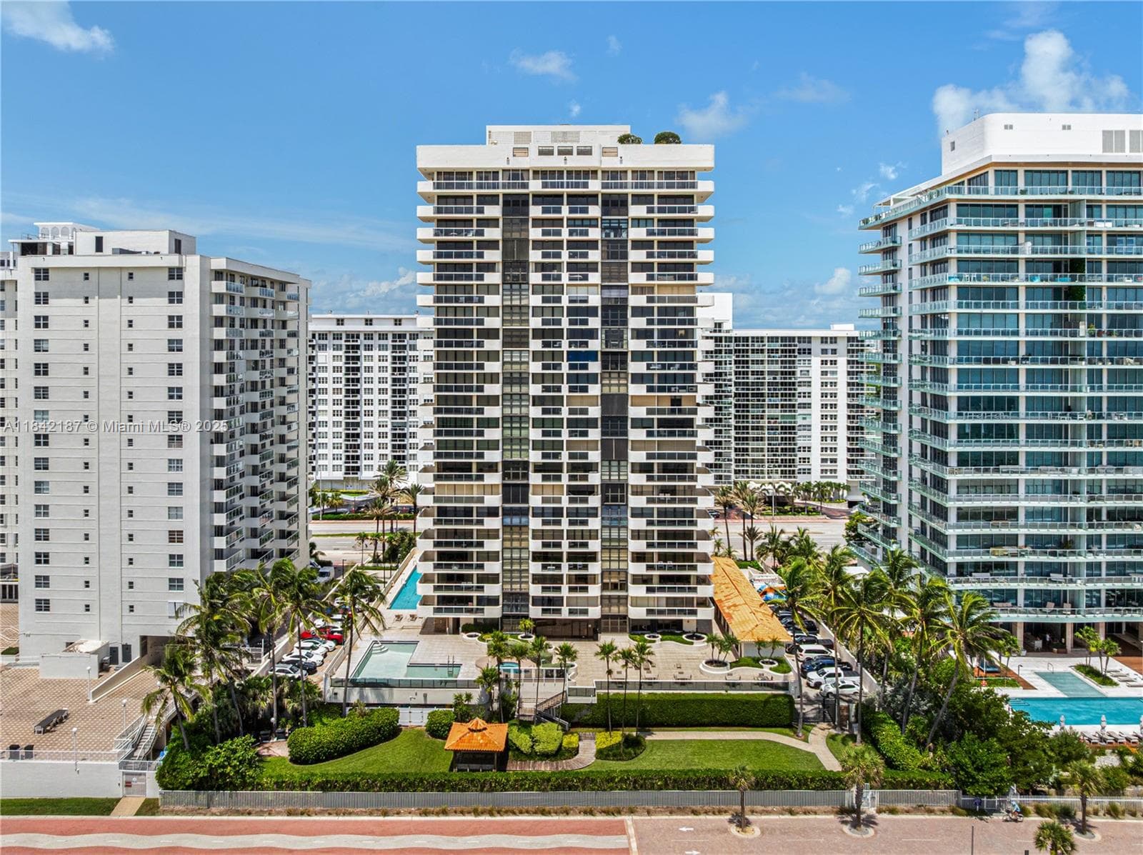 5757 Collins Ave PH-4 photo 25