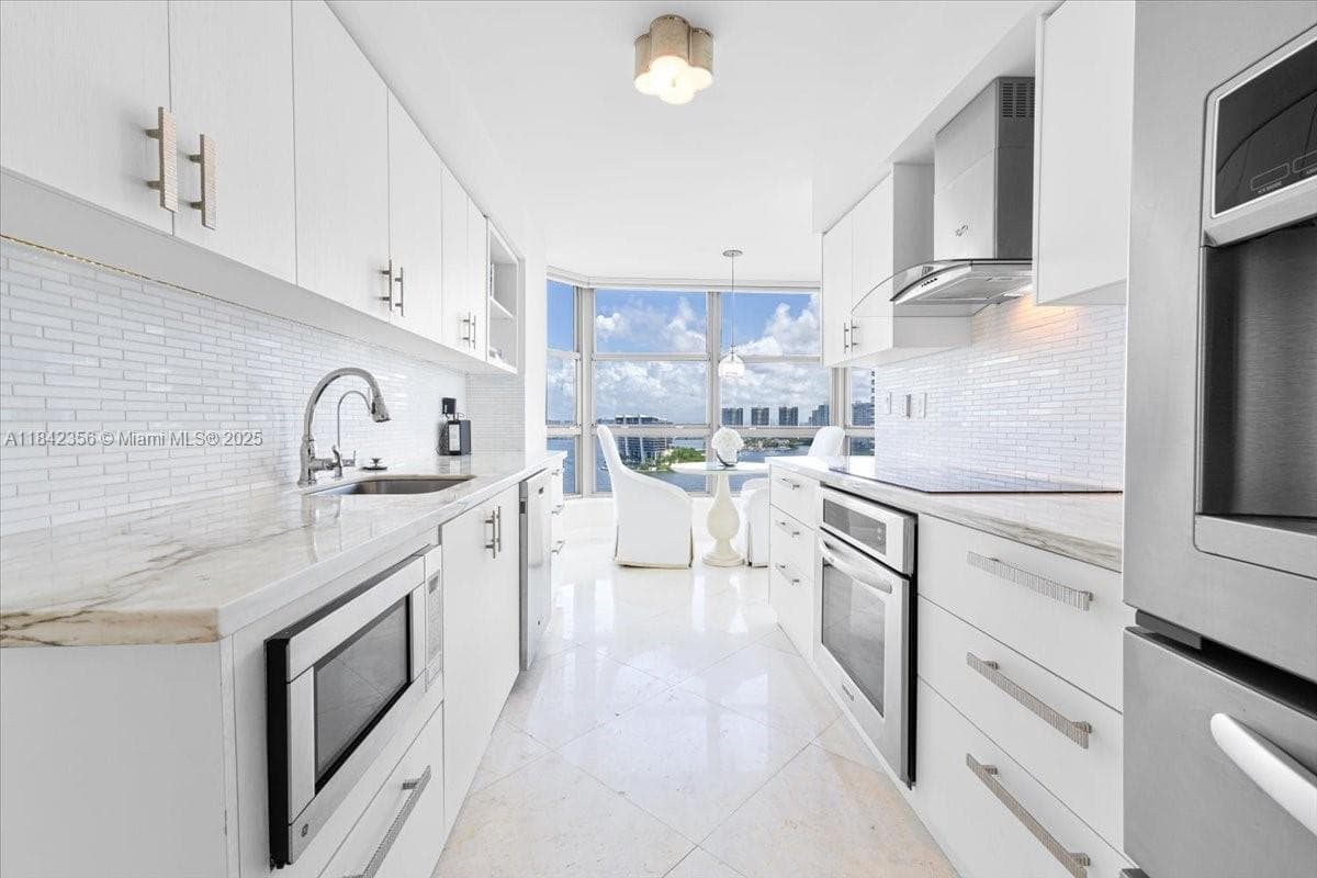3500 Mystic Pointe Dr 2101 photo 2