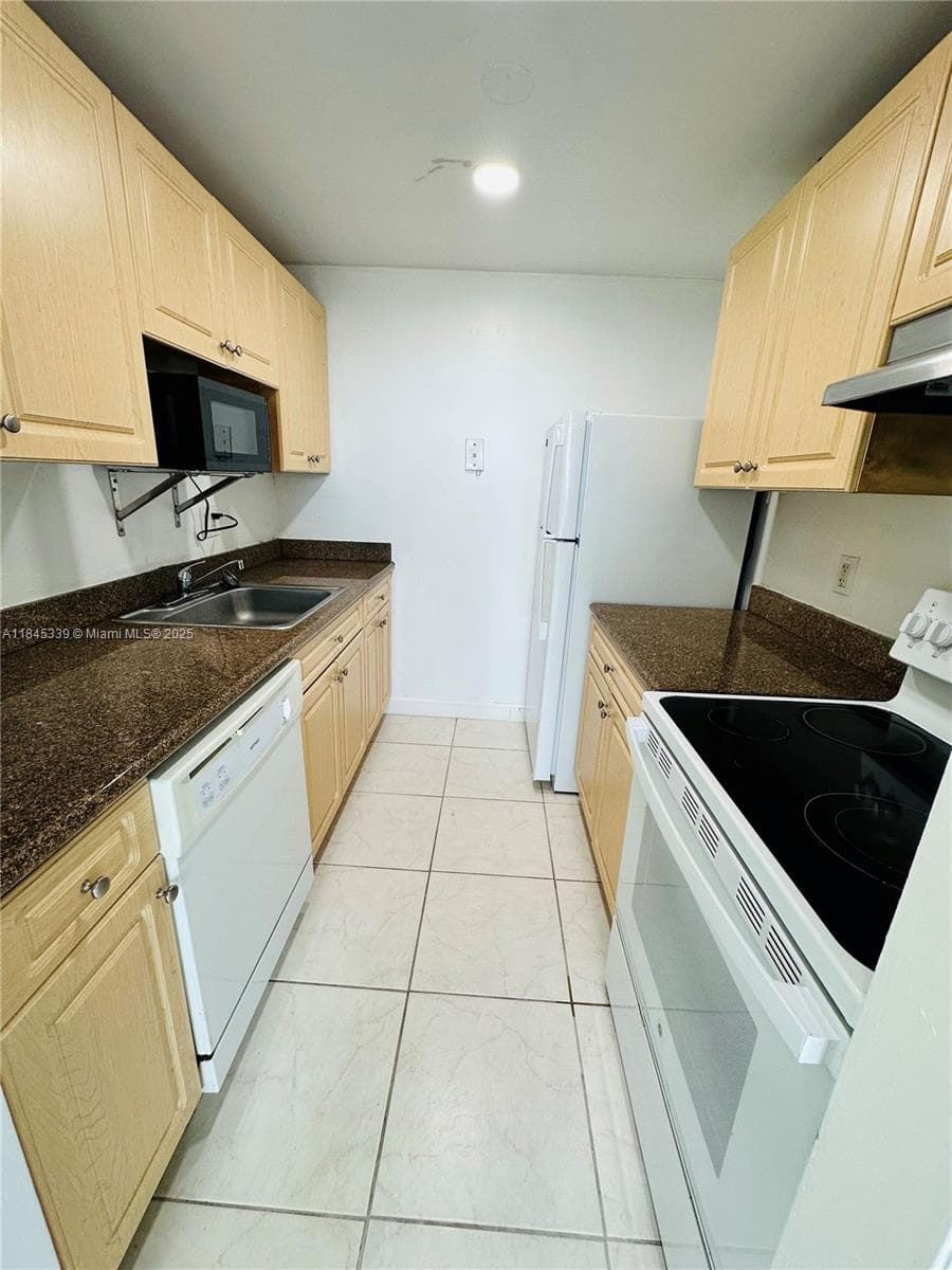 2020 NE 135th St 807 photo 5