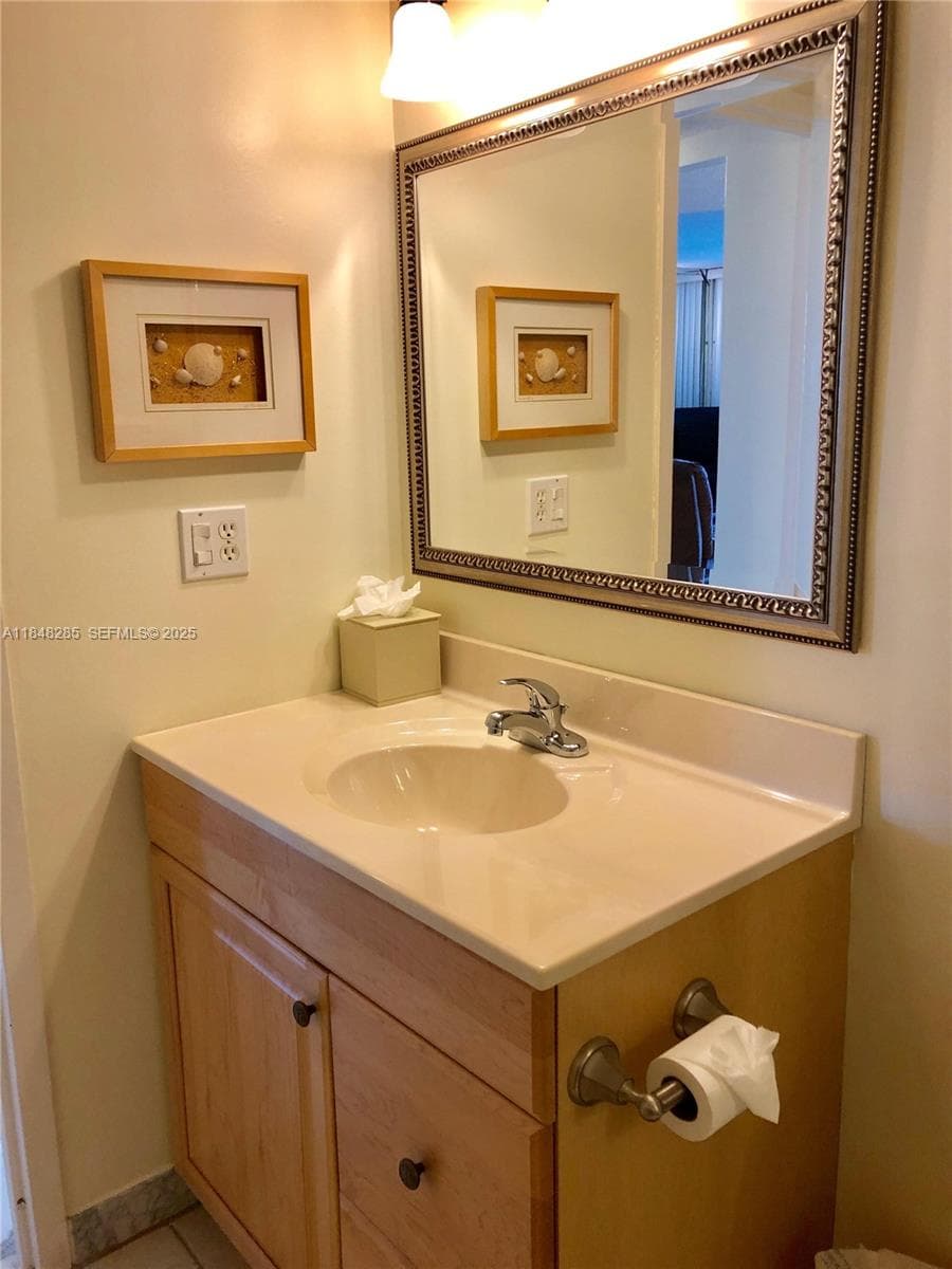 100 Golden Isles Dr 706 photo 19