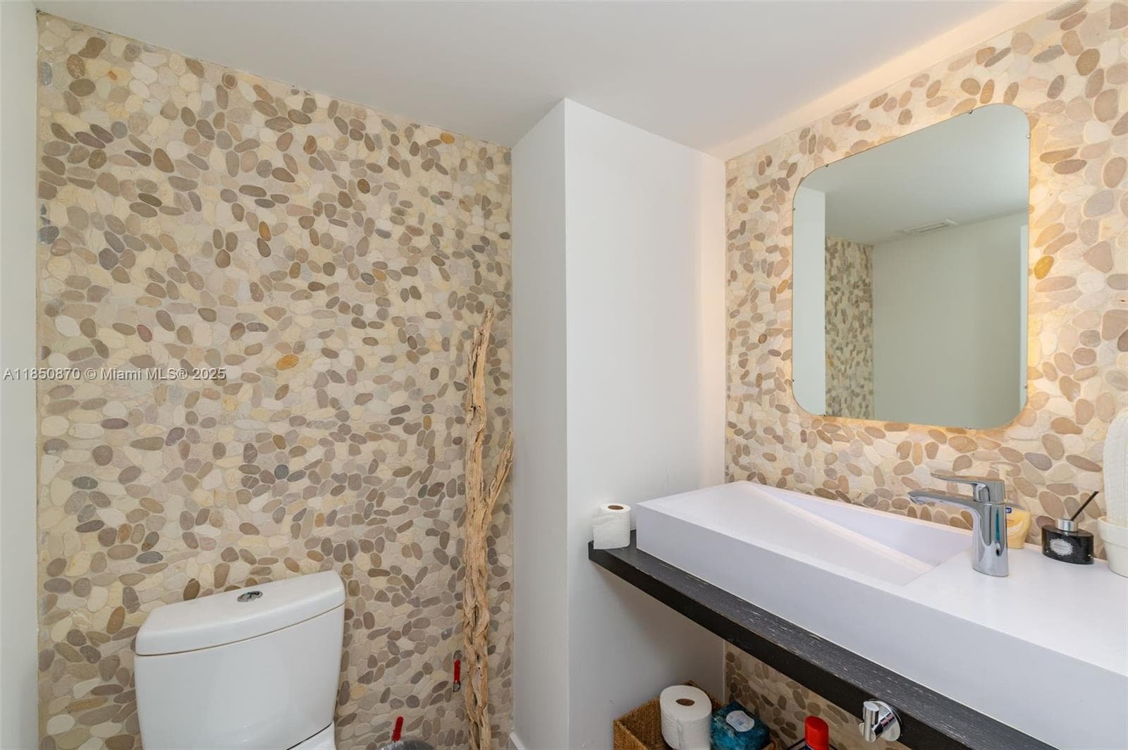 2301 Collins Ave 716 photo 12