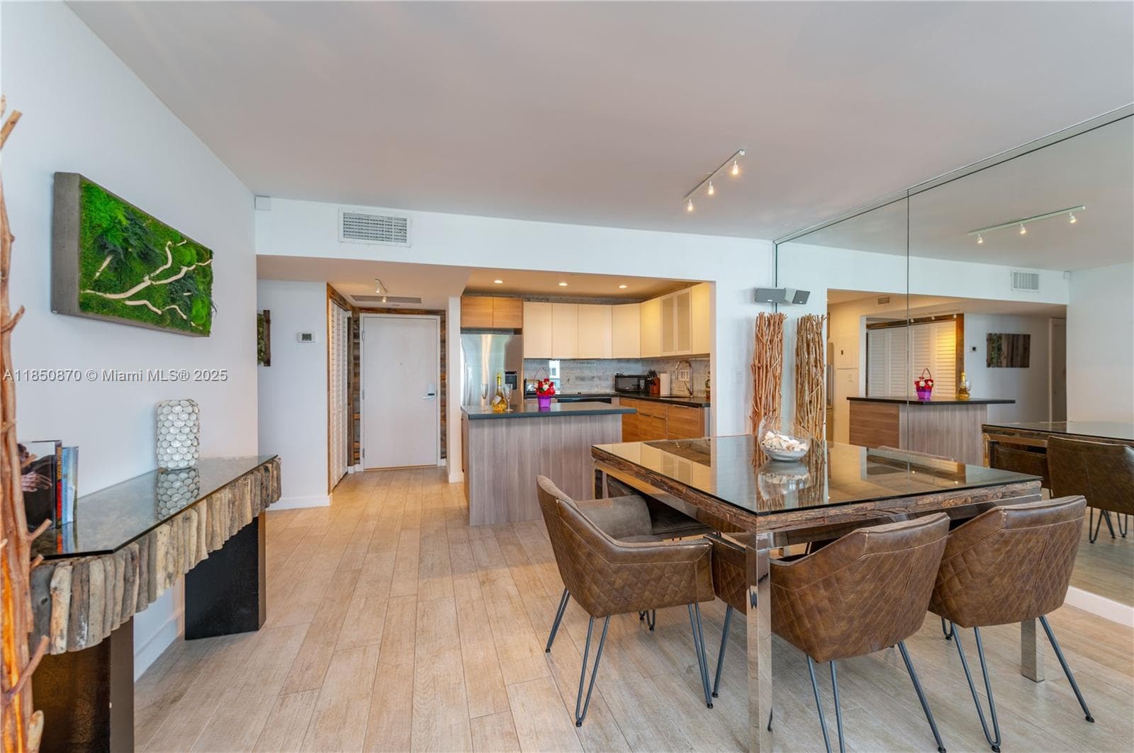 2301 Collins Ave 716 photo 3