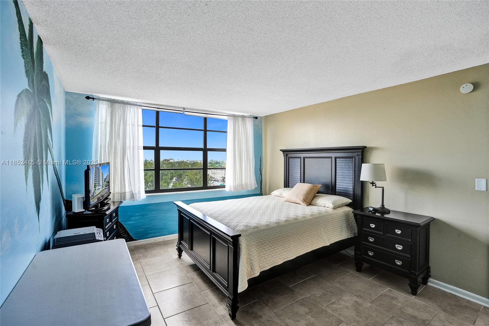 1401 N Riverside Dr 1005 photo 2