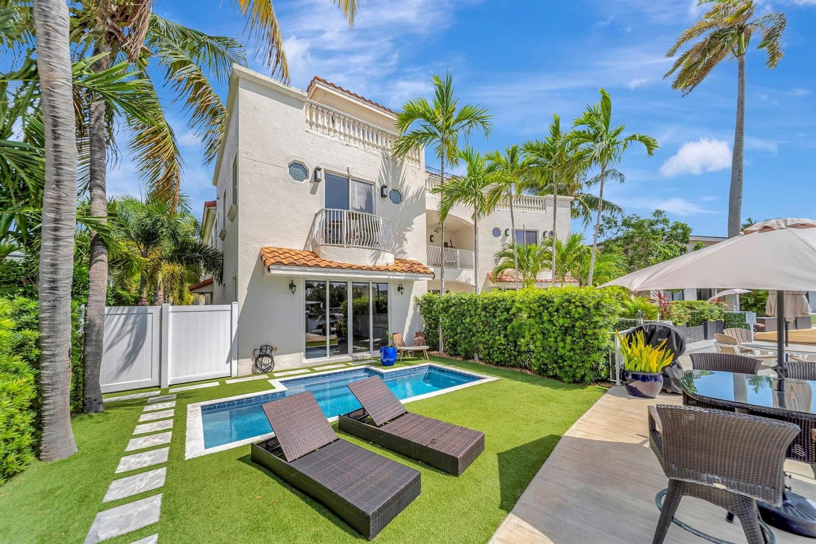 1368 Bayview Drive 3