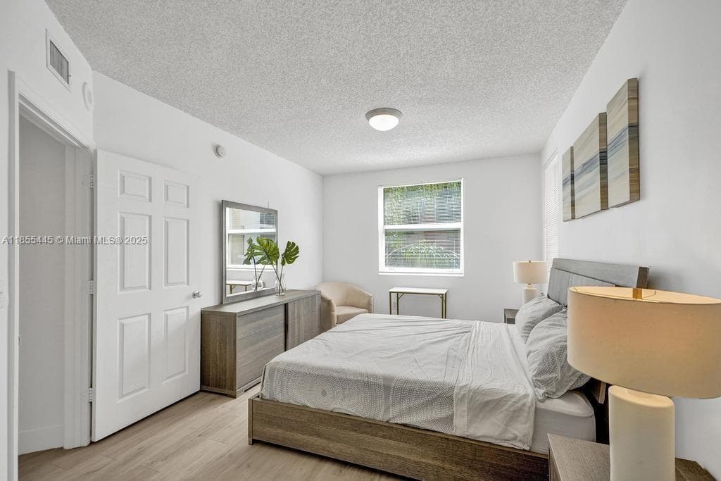 17100 N Bay Rd 1511 photo 6