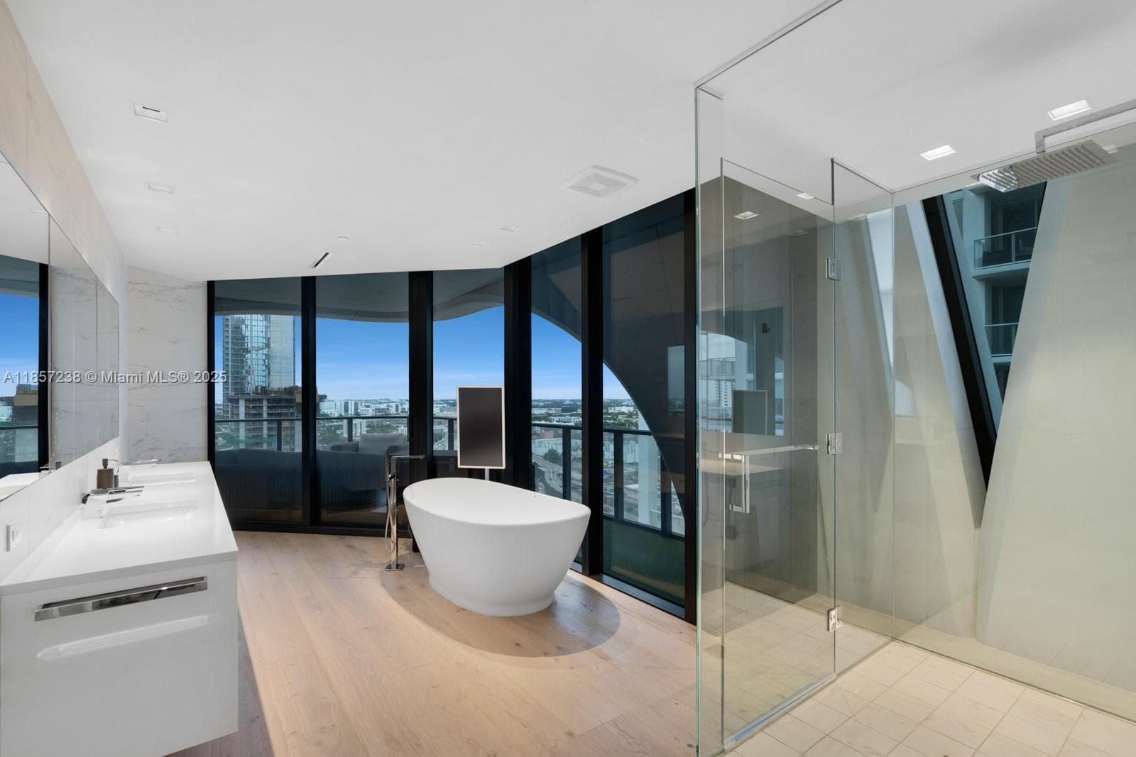 1000 Biscayne Blvd 2402 photo 24