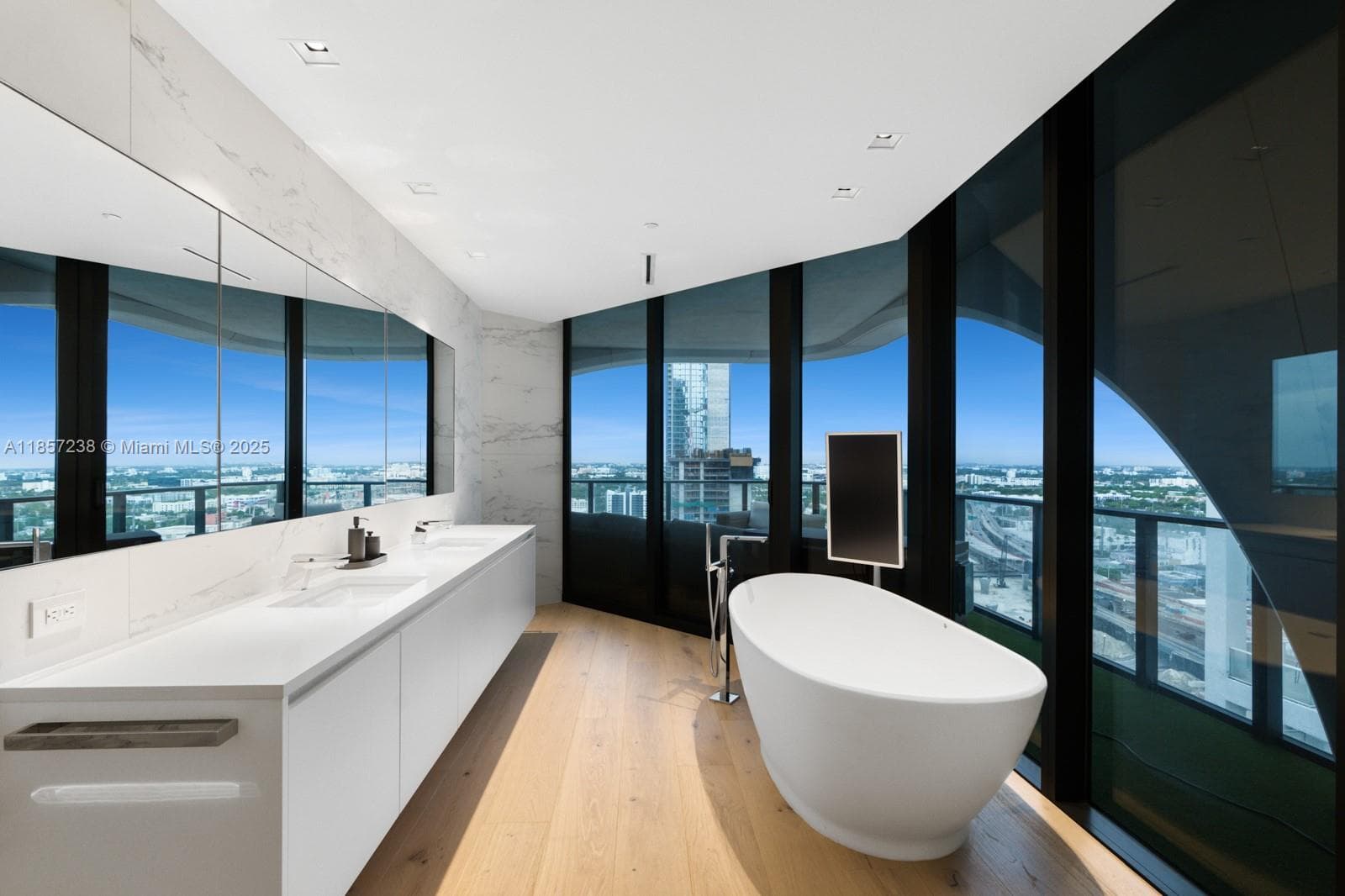 1000 Biscayne Blvd 2402 photo 25