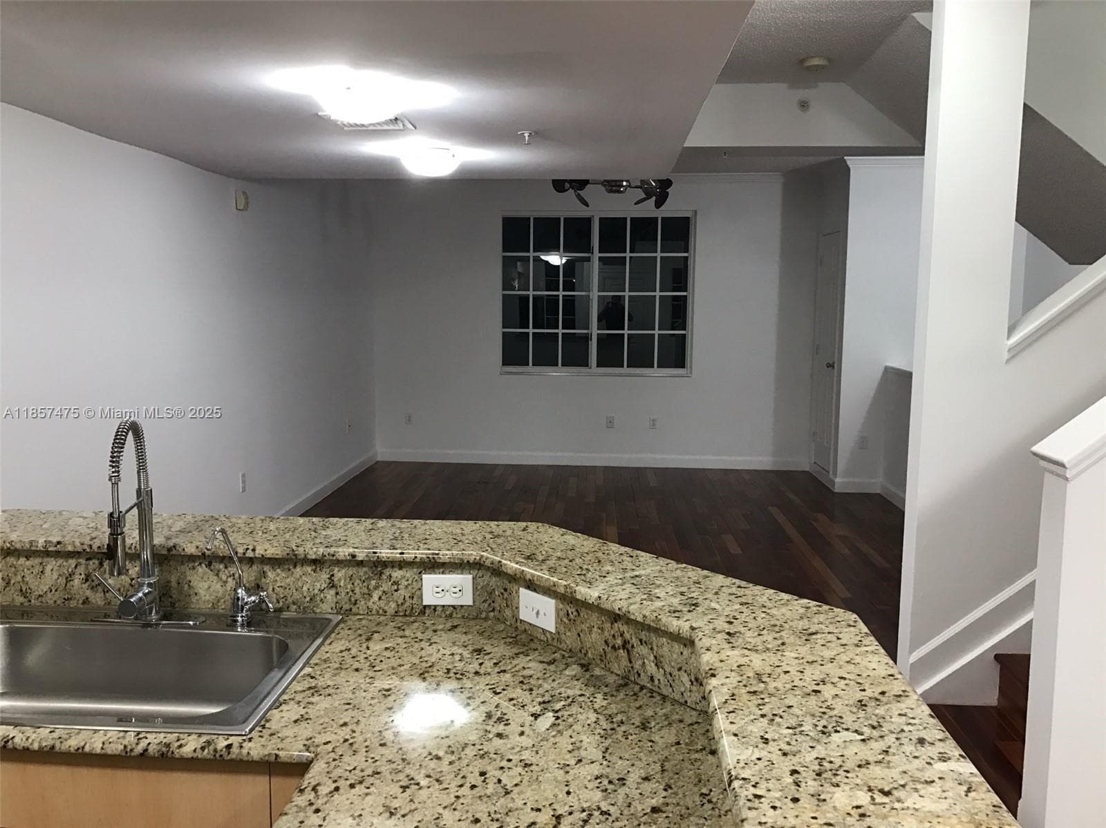 2821 NE 185th St 408 photo 11
