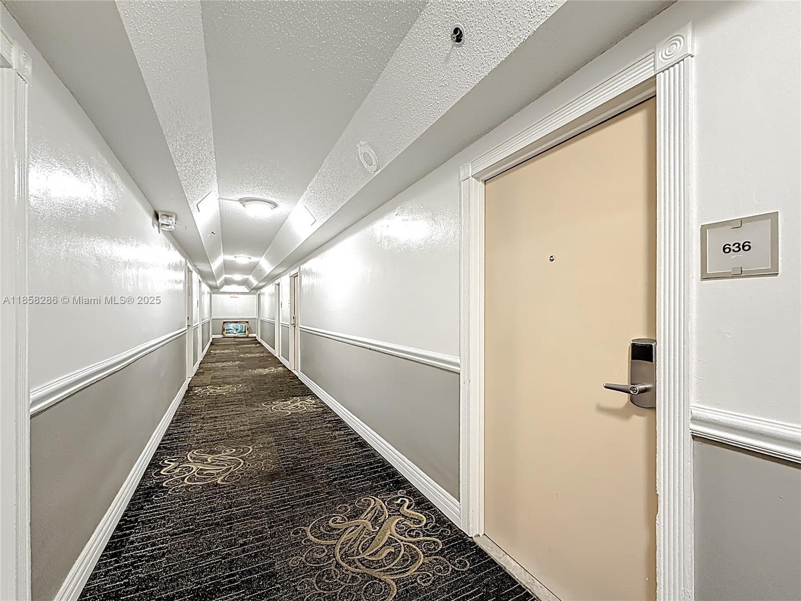 19201 Collins Ave 636 photo 2