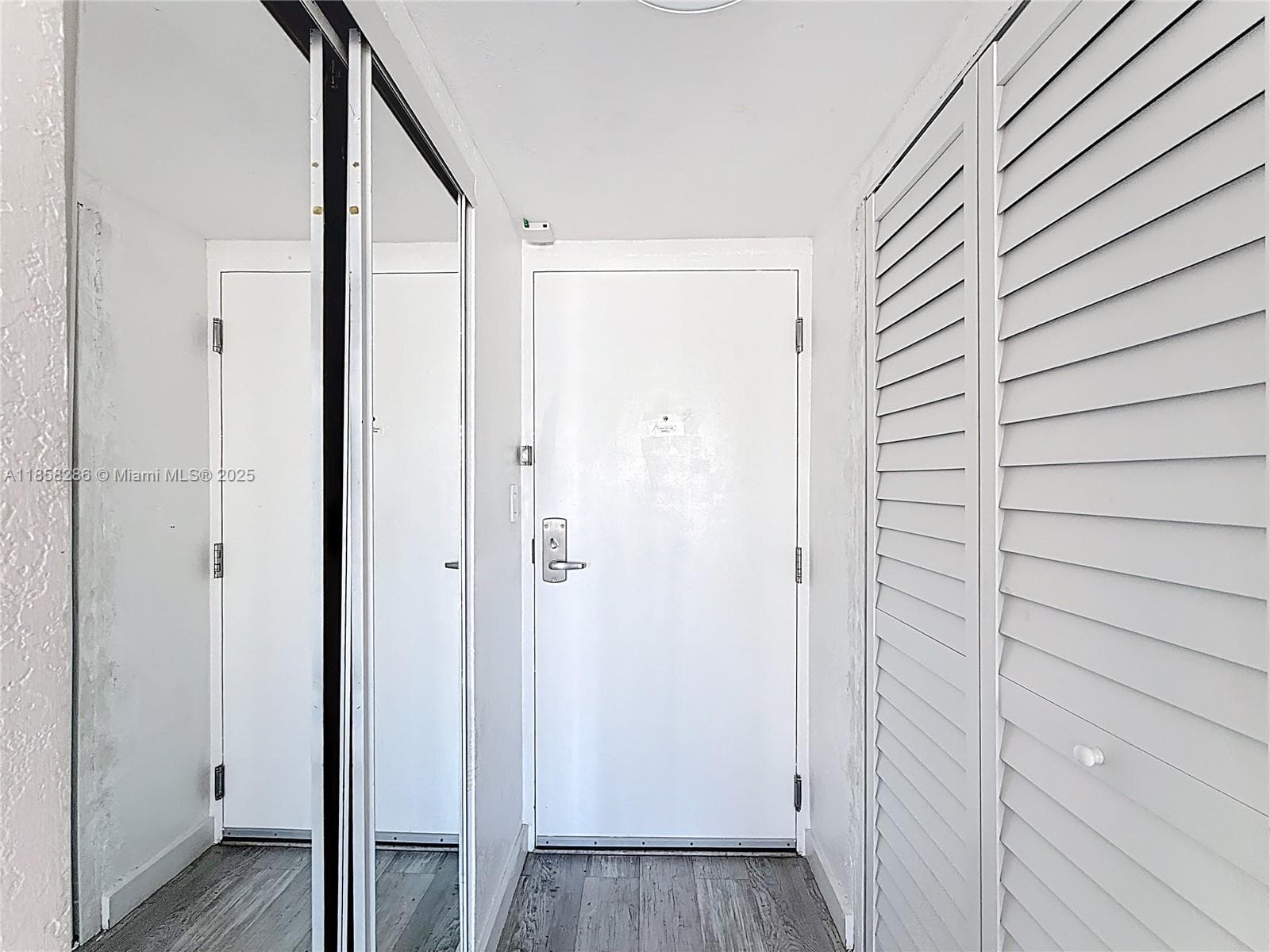 19201 Collins Ave 636 photo 4