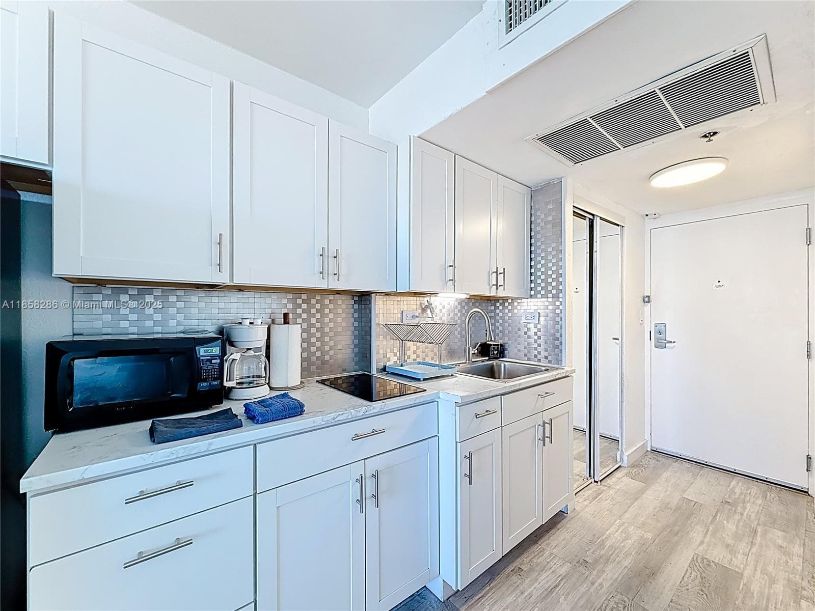 19201 Collins Ave 636 photo 8