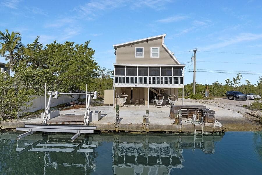 813 Hawksbill Ln 1