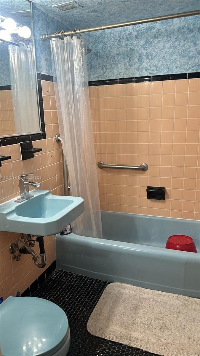 6484 Indian Creek Drive 320 photo 8