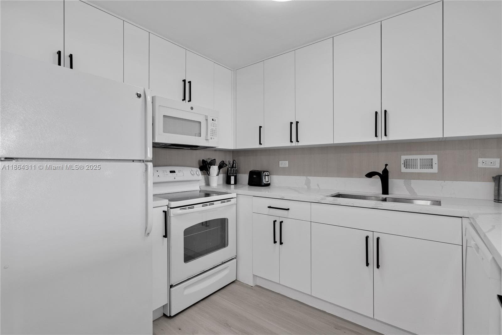 2301 Collins Ave 542 photo 17
