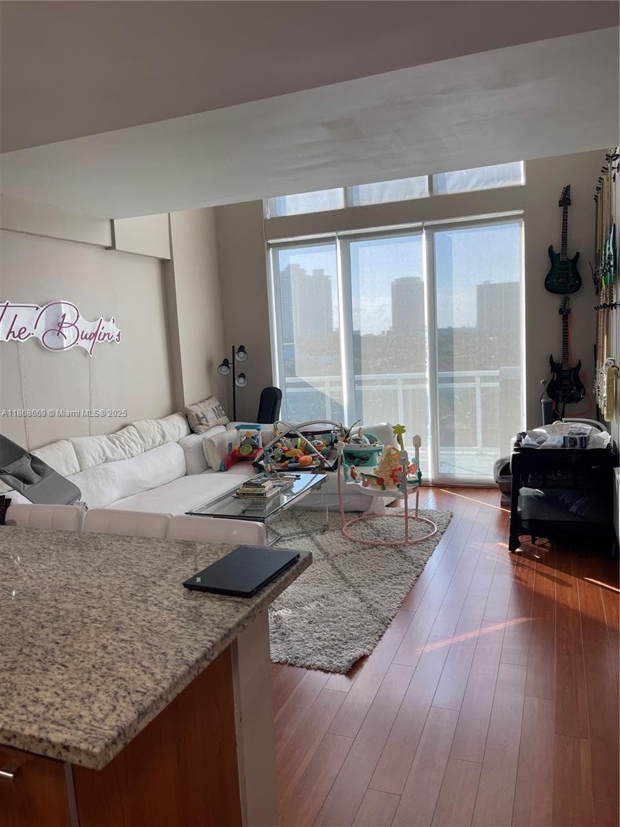 3000 NE 188th St 706 photo 1