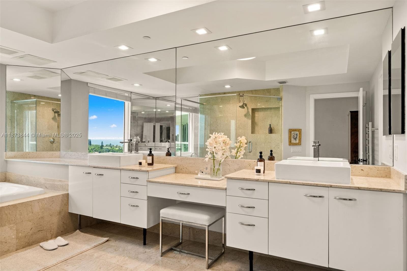 21200 Point Pl 1102 photo 19