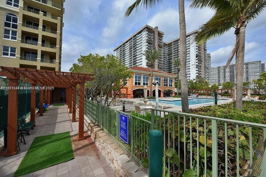 2080 Ocean Dr 4