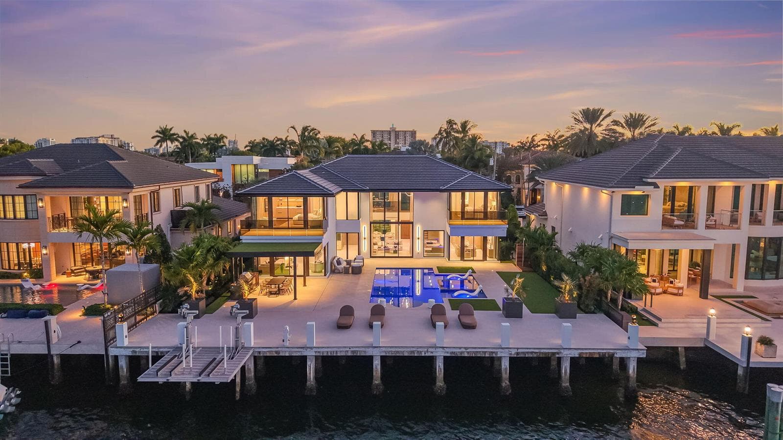 2533 Aqua Vista Boulevard 1