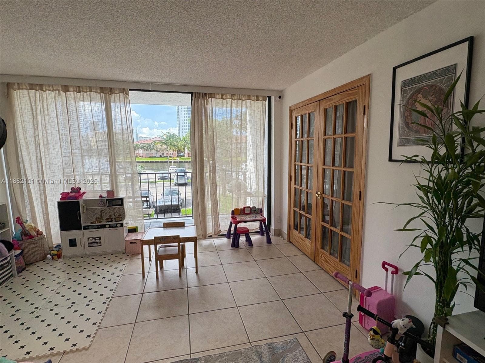 200 Leslie Dr 228 photo 4