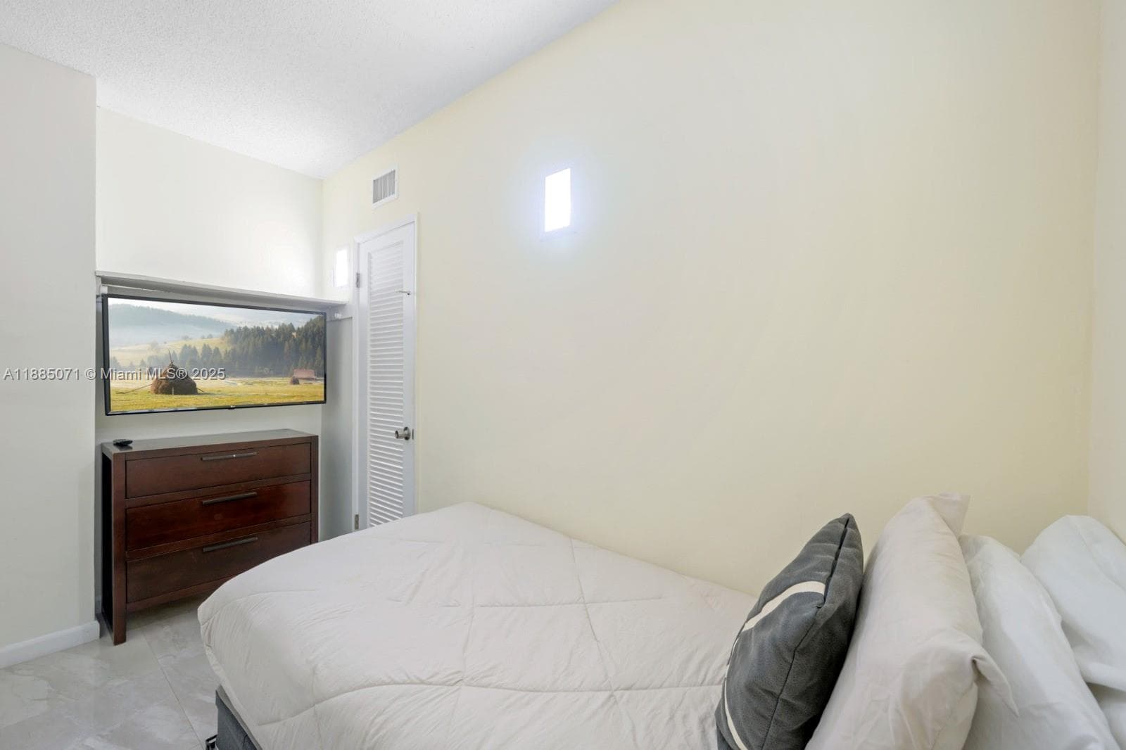 19370 Collins Ave 1425 photo 13