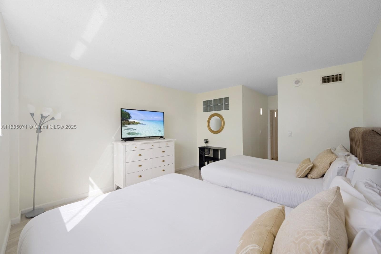 19370 Collins Ave 1425 photo 11