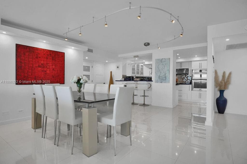 6039 Collins Ave 1126 photo 6