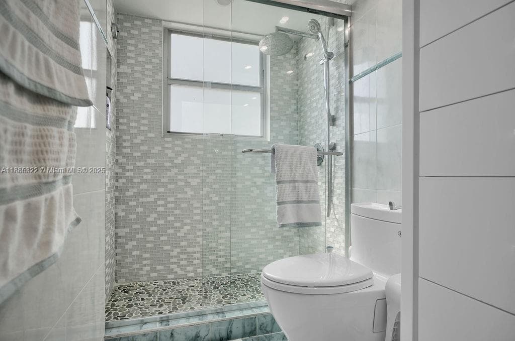 6039 Collins Ave 1126 photo 13
