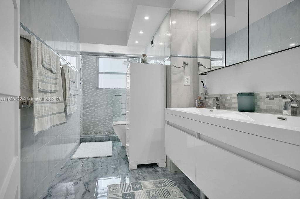 6039 Collins Ave 1126 photo 12