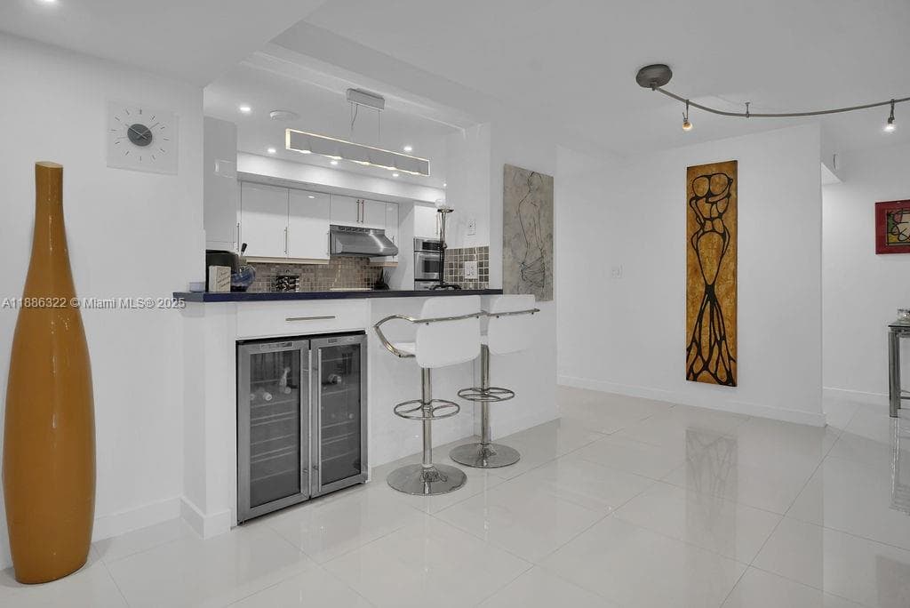 6039 Collins Ave 1126 photo 7