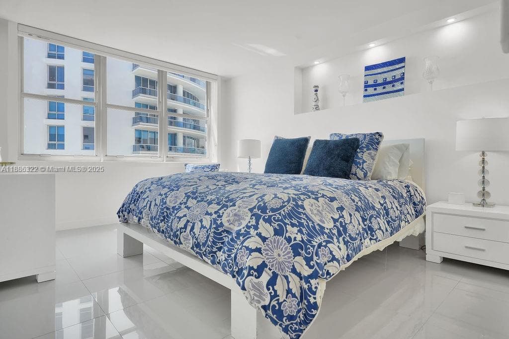 6039 Collins Ave 1126 photo 11