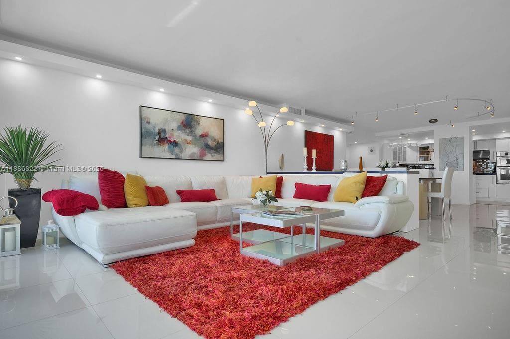 6039 Collins Ave 1126 photo 4