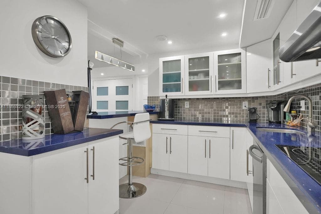 6039 Collins Ave 1126 photo 8