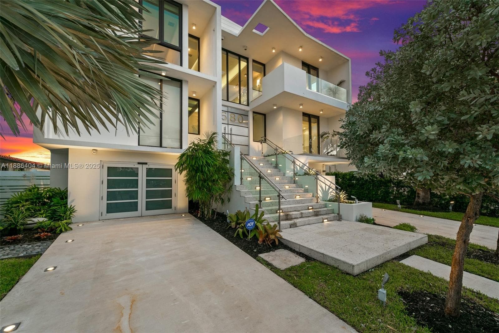 1580 Treasure Dr photo 6