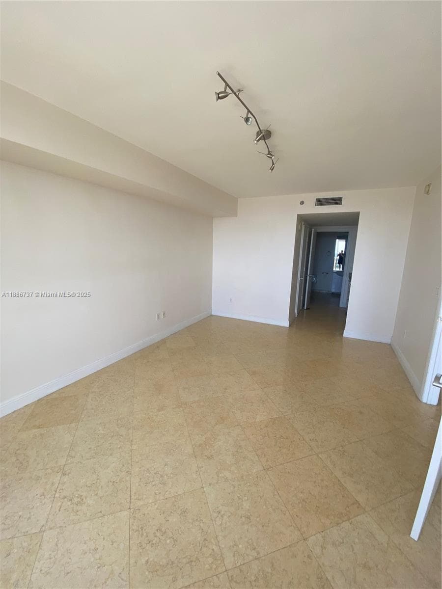 1800 Ocean Dr 2909 photo 6