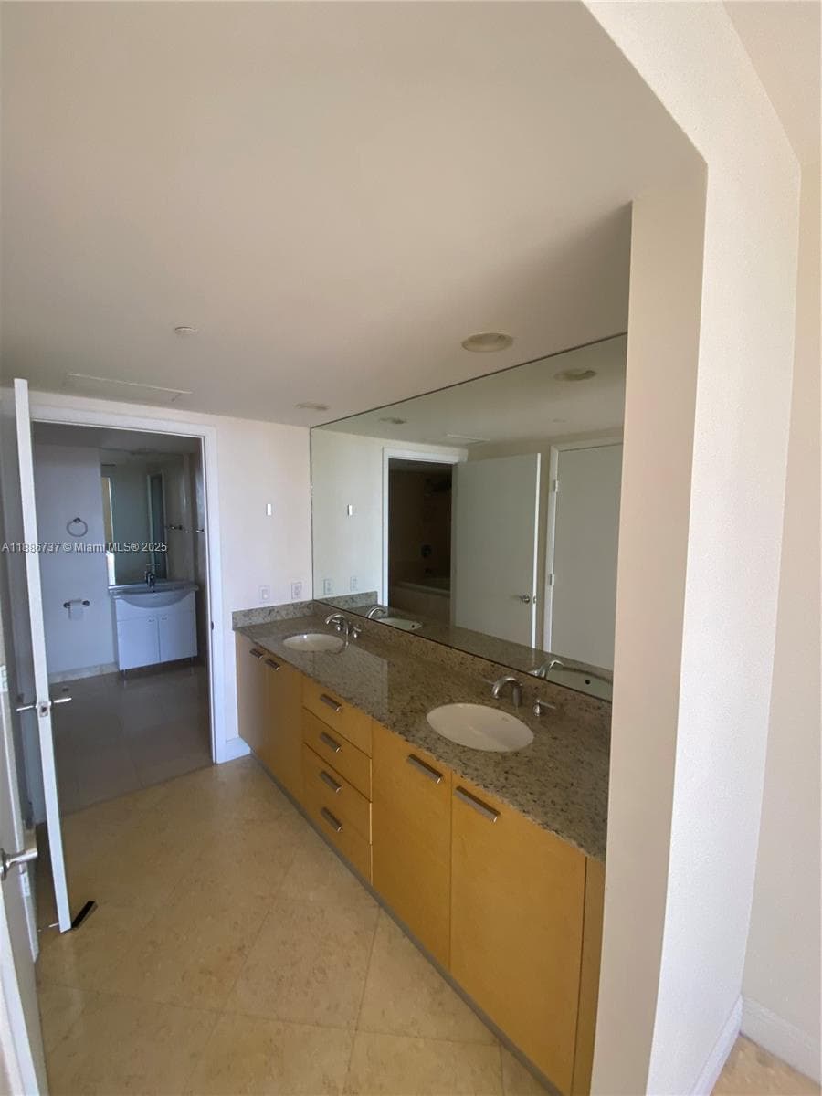 1800 Ocean Dr 2909 photo 7