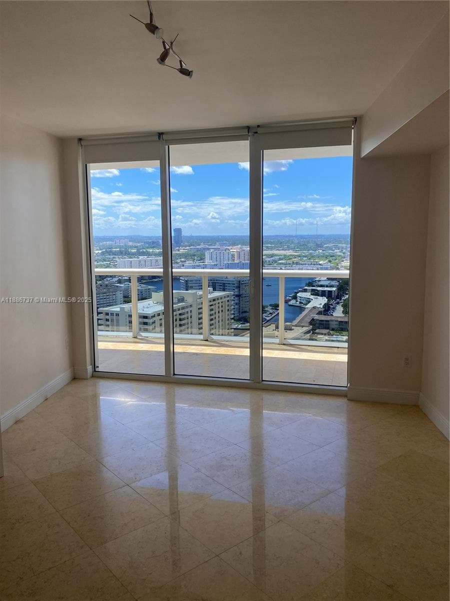 1800 Ocean Dr 5