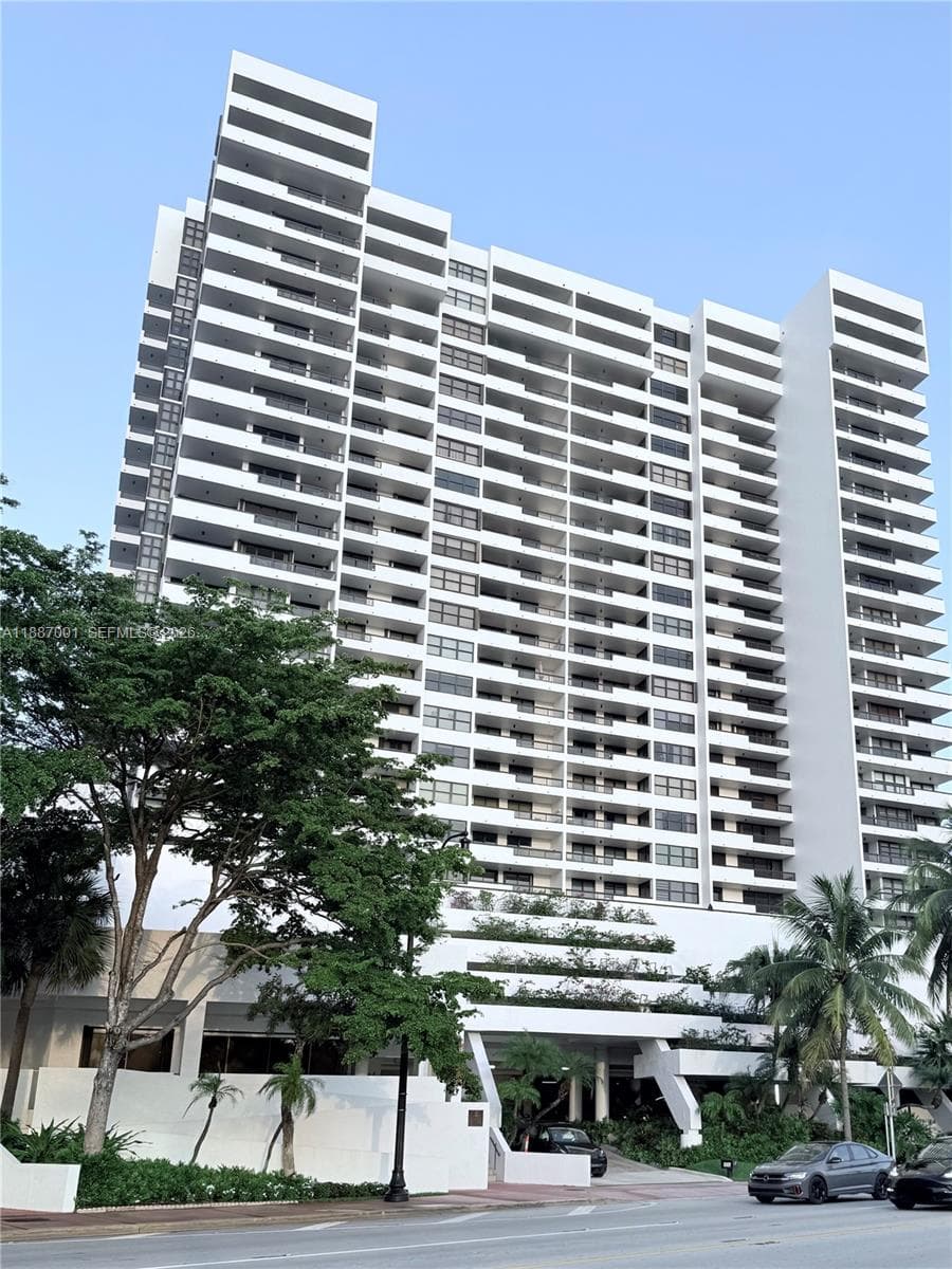 2555 Collins Ave 2112 photo 3