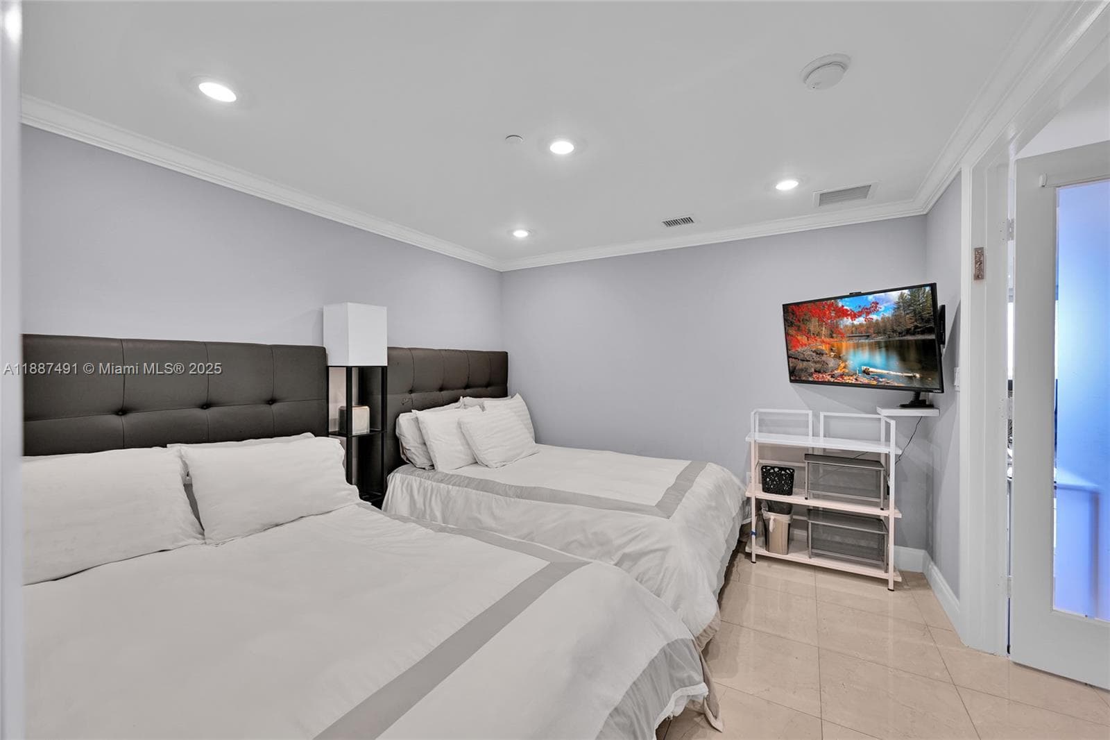 1850 OCEAN DR 1507 photo 16