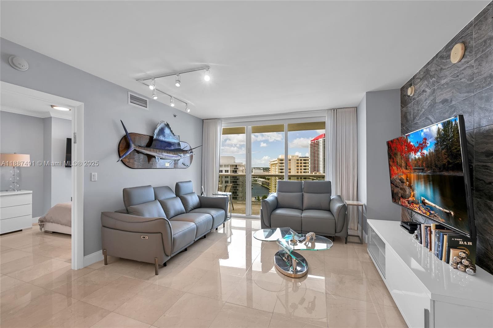 1850 OCEAN DR 4