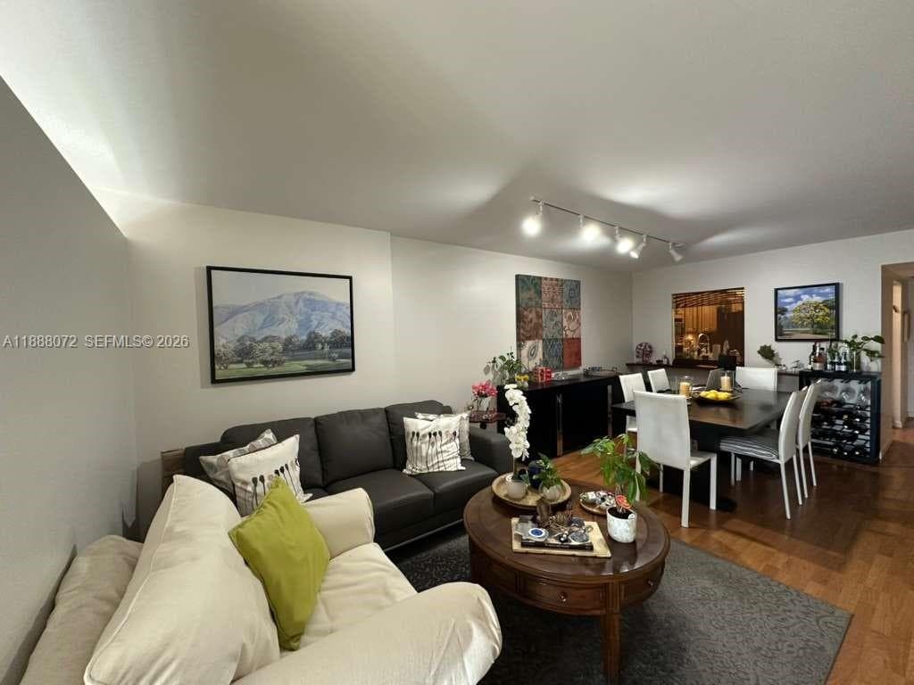 1000 Parkview Dr 627 photo 3
