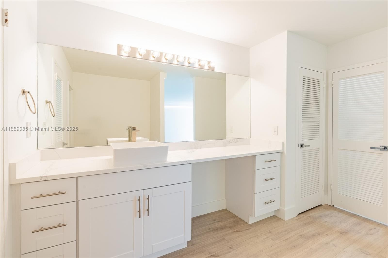 2030 Ocean Dr 1127 photo 16