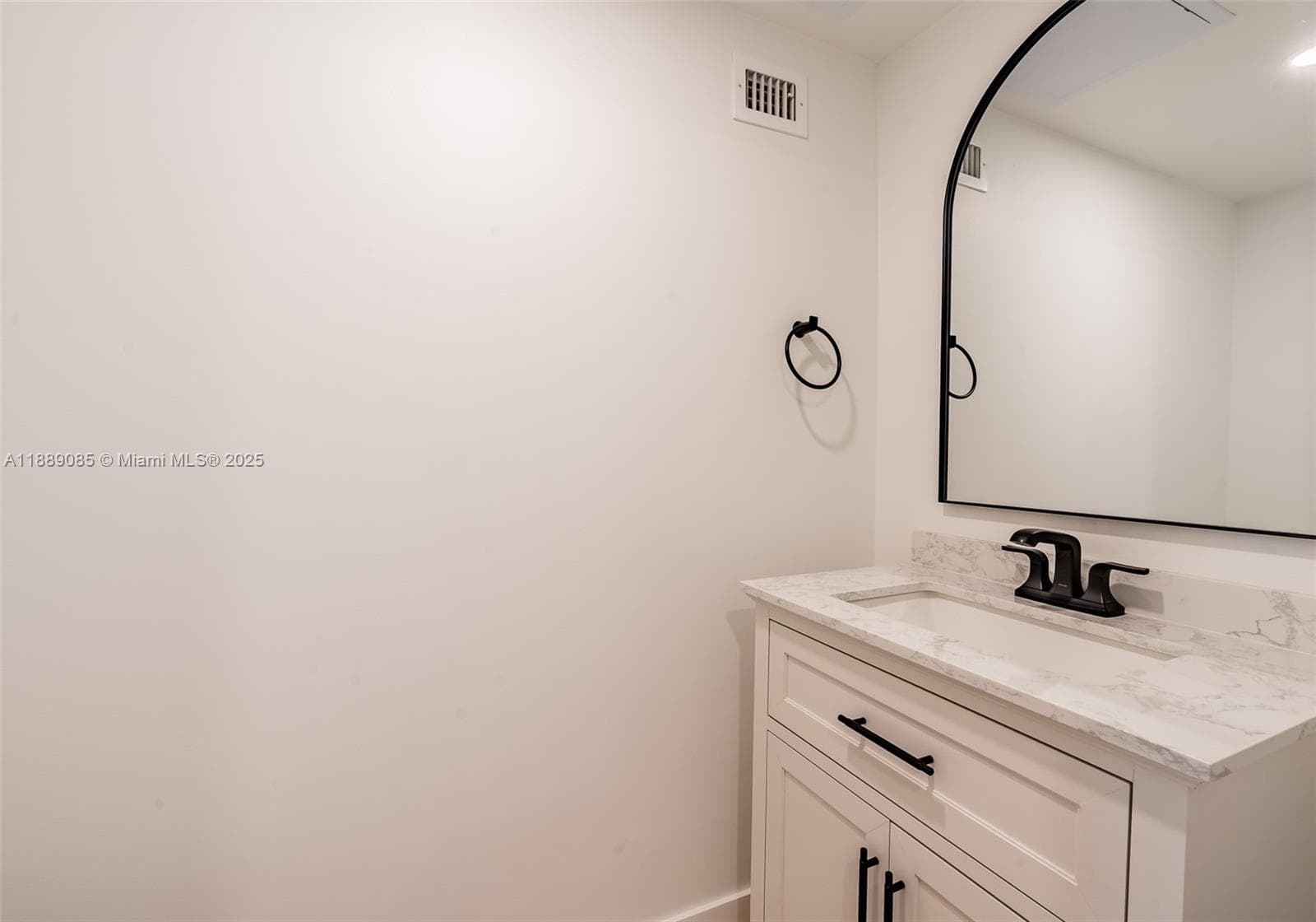 2030 Ocean Dr 1127 photo 9