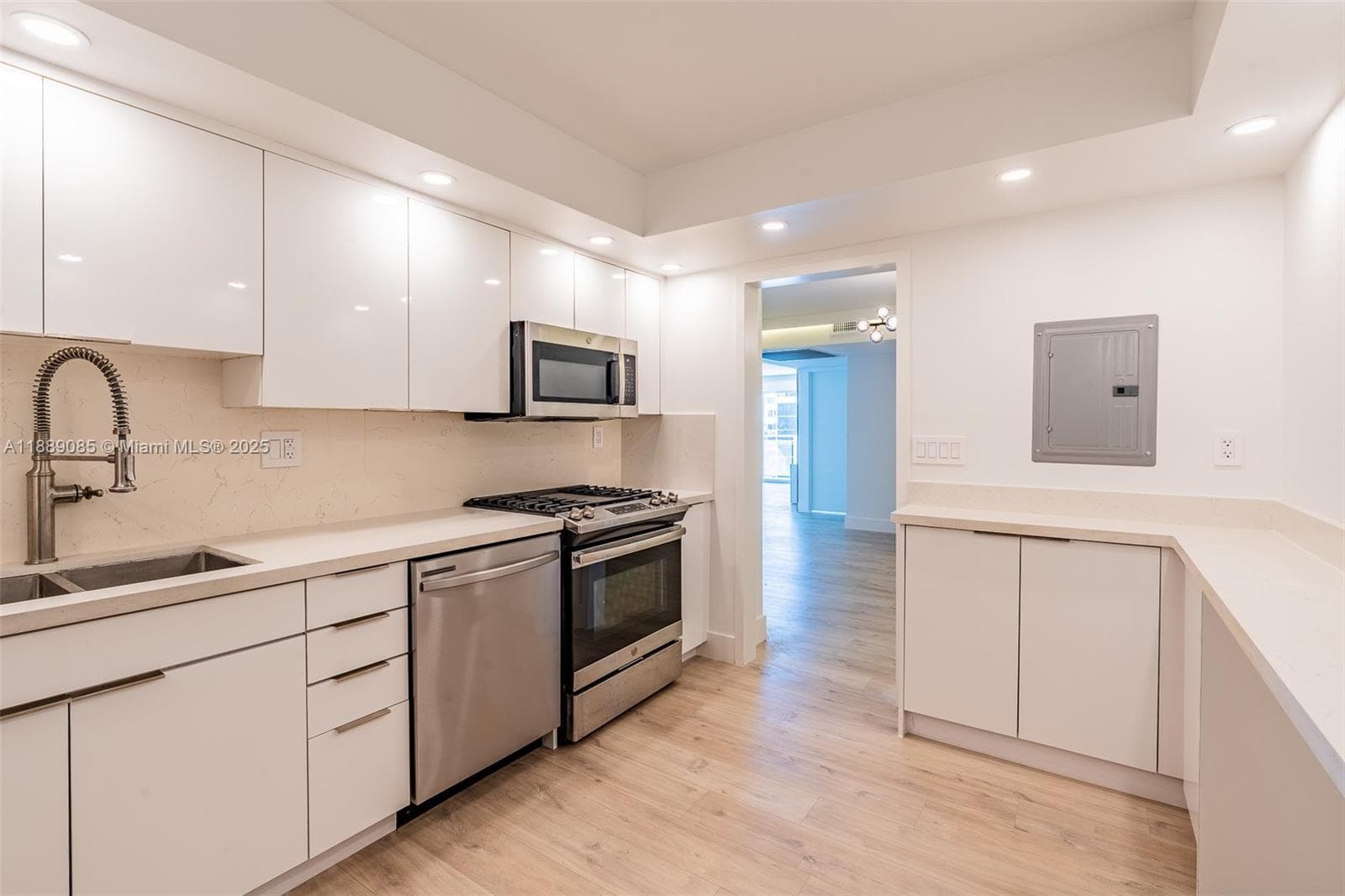 2030 Ocean Dr 1127 photo 11