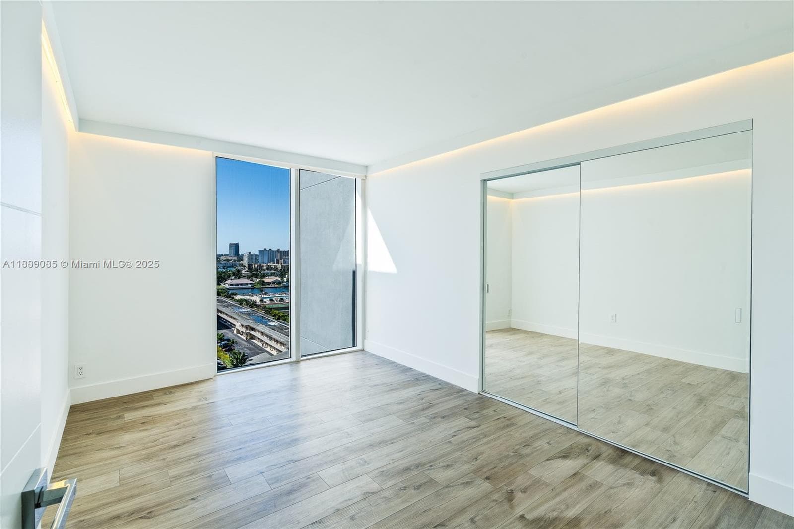 2030 Ocean Dr 1127 photo 8