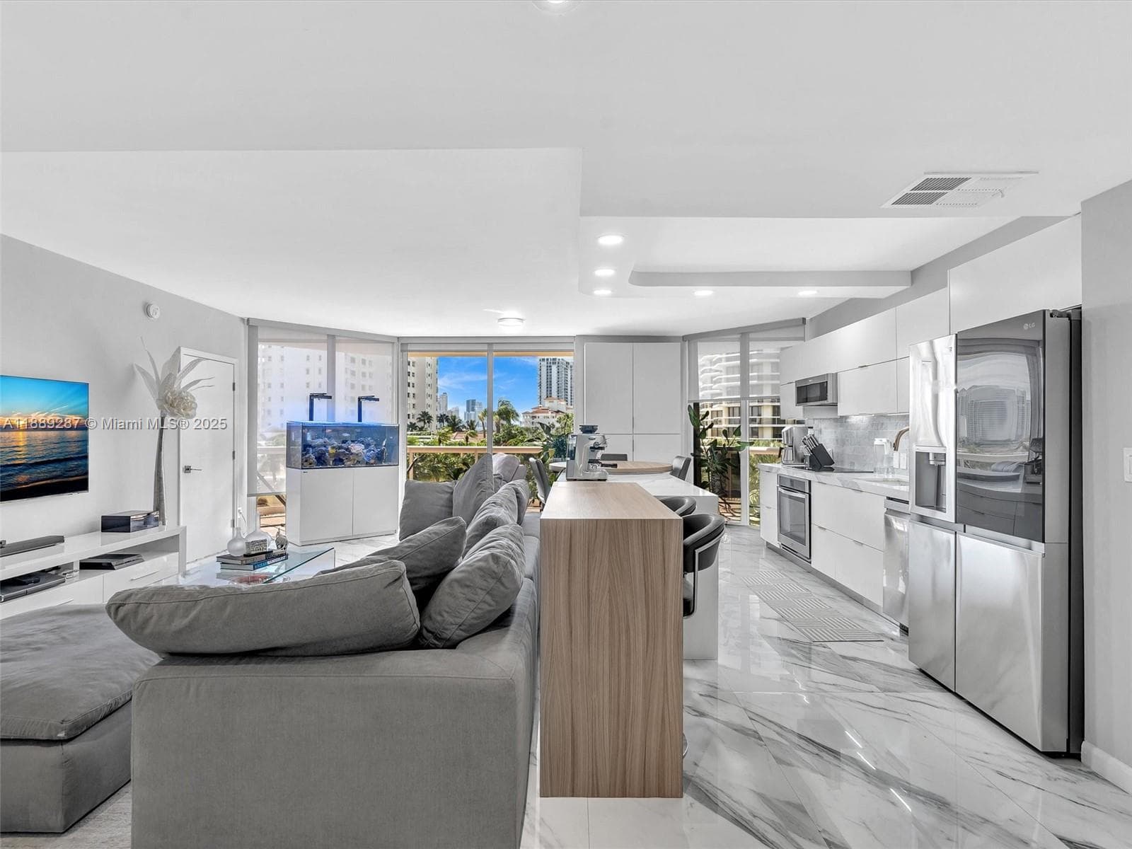 20191 E Country Club Dr 511 photo 4