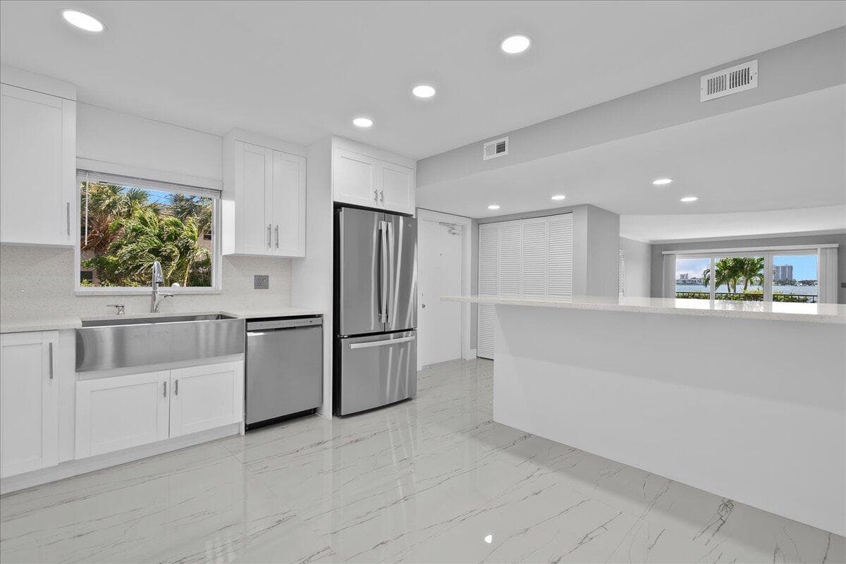 3040 Lake Shore Drive #101 5