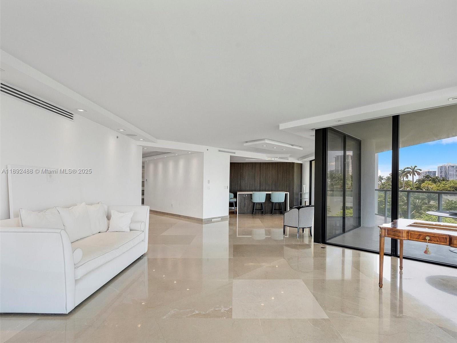 4000 Island Blvd 606 photo 8